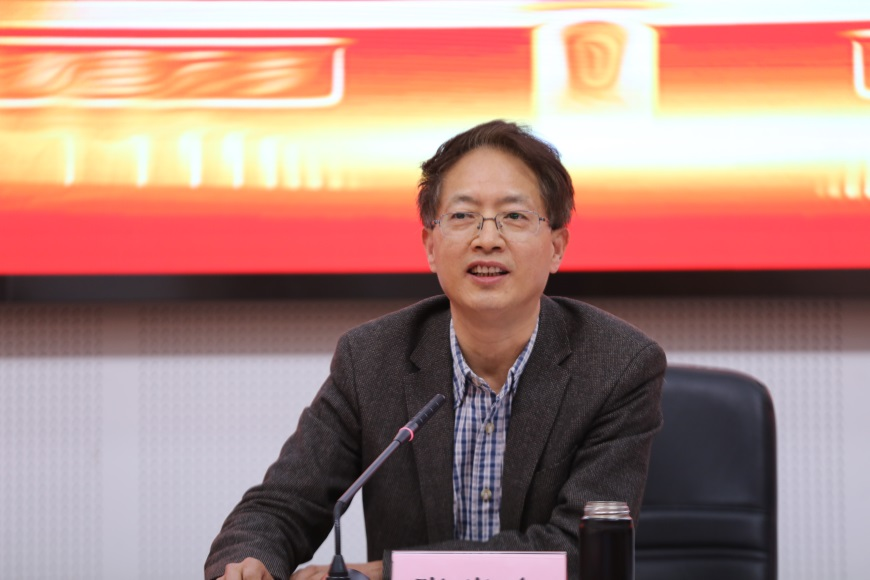 校长王海龙授团旗党委常委副校长高翔主持会议马克思主义学院名誉院长